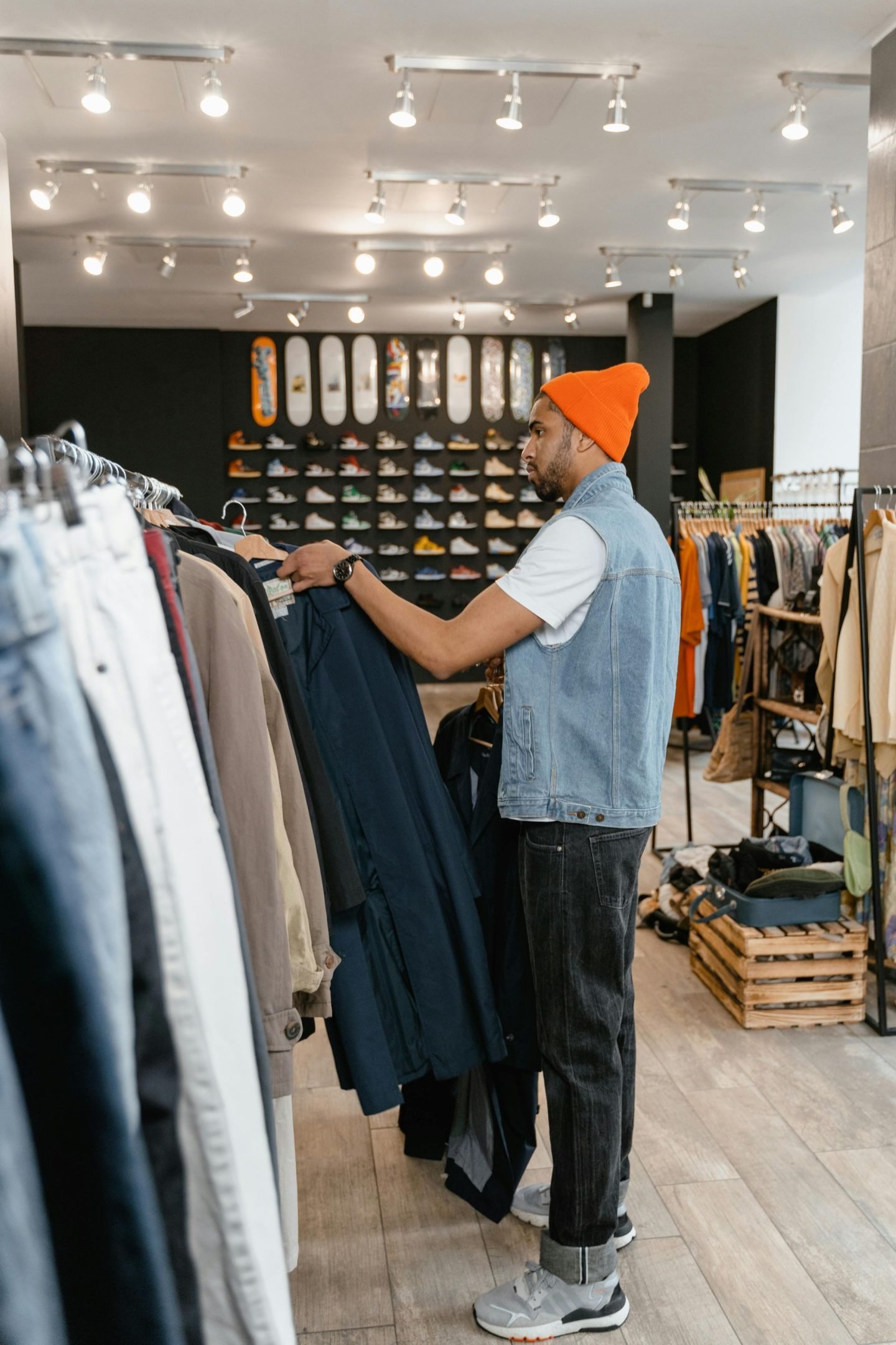 A Guide to Choosing the Perfect Men’s Wedding Band: Styles, Metals, and Fit