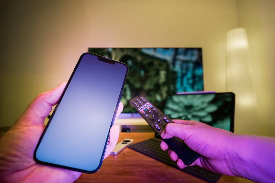 fili tv, showing a hand holding a phone and tv screen