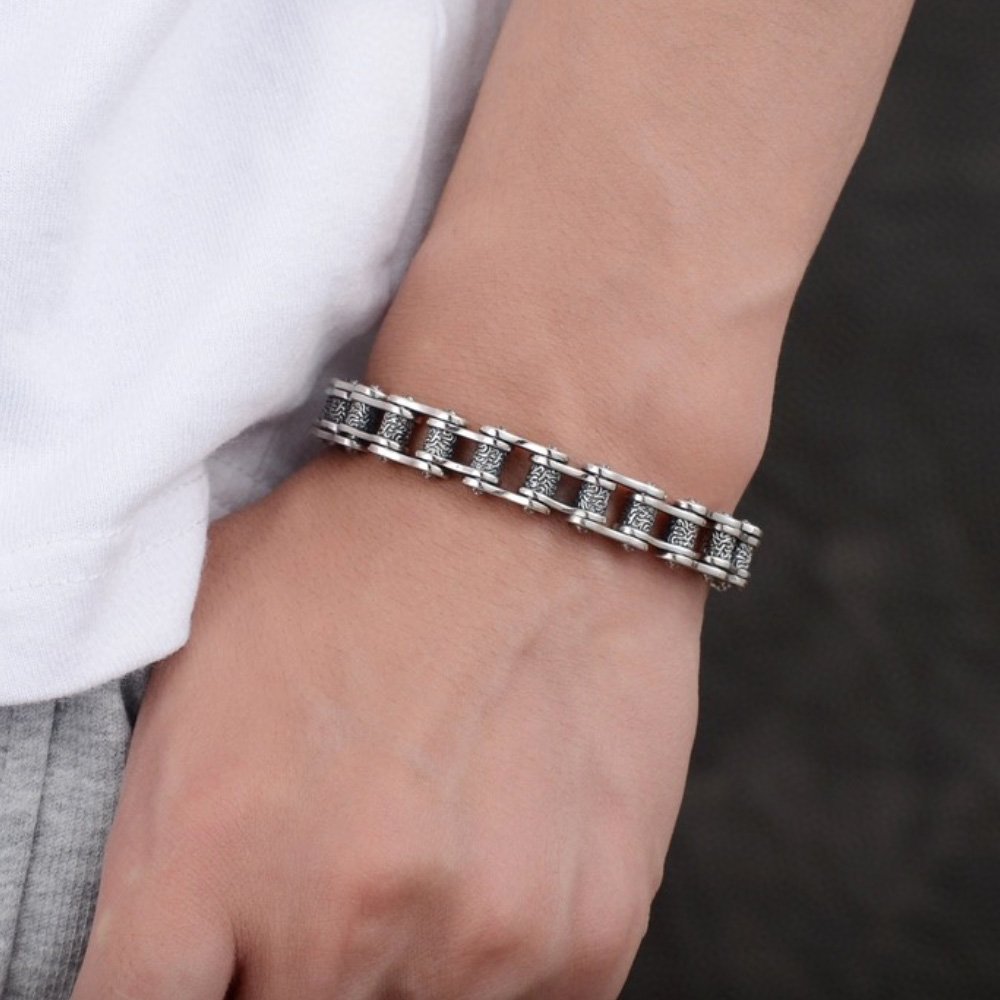 Buying a Men’s Silver Bracelet as a Gift When You Don’t Know His Wrist Size